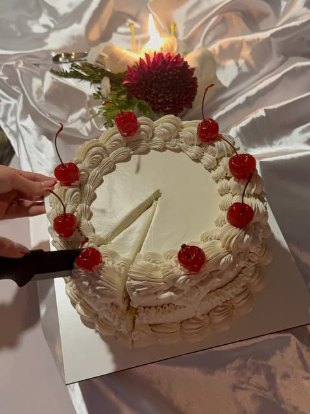 Torta de buttercream con cerezas