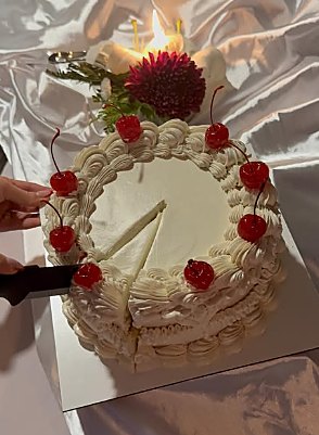 Torta de buttercream blanca con cerezas, corte de porción